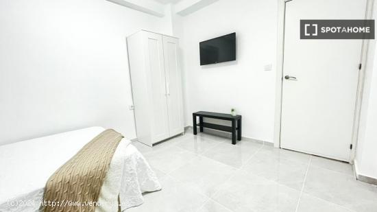 &quot Habitación gigante con cama doble, TV 32' y WIFi, en piso con aire acondicionado ideal pa