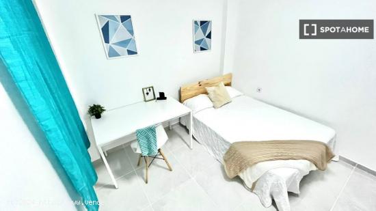 &quot Habitación gigante con cama doble, TV 32' y WIFi, en piso con aire acondicionado ideal pa