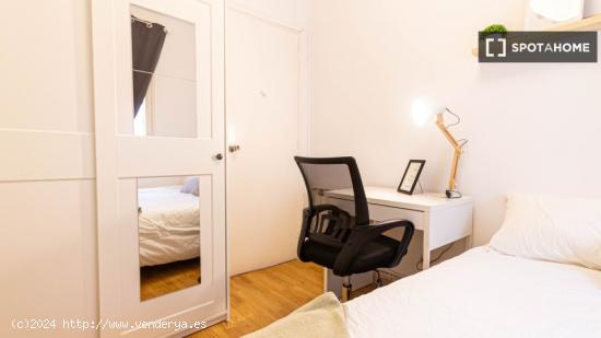 Se alquila habitación en piso compartido en Barcelona - BARCELONA