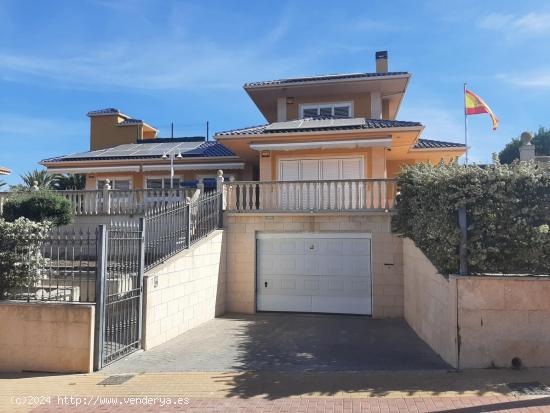 Chalet de 4 dormitorios con piscina en zona Altorreal - MURCIA