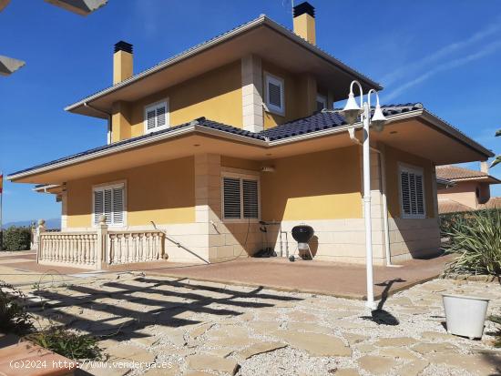 Chalet de 4 dormitorios con piscina en zona Altorreal - MURCIA