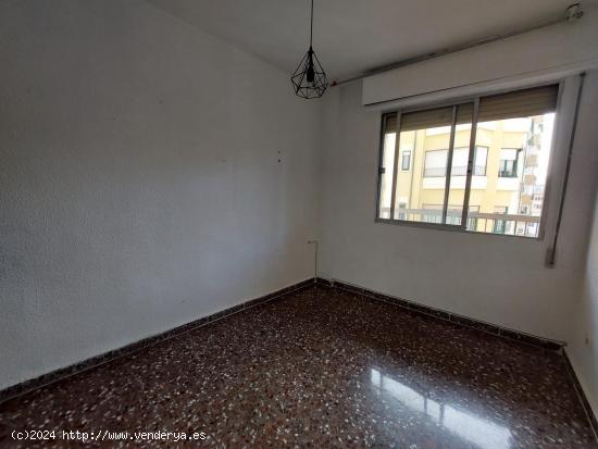 Estupendo piso de 3 habitaciones junto a Plaza de Toros - MURCIA