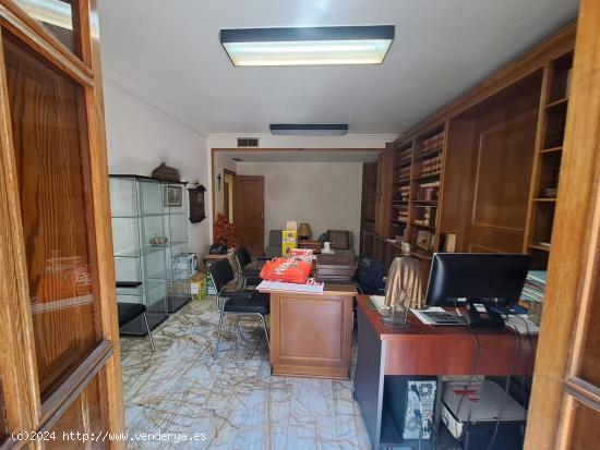 Piso de 4 habitaciones y 2 baños en La Catedral - MURCIA