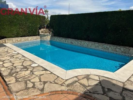 Chalet con piscina privada en Lardero - LA RIOJA