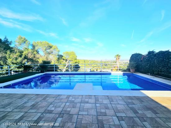 Casa con vistas, piscina y parcela de 700 m2 - BARCELONA