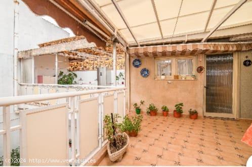  CASA DE 210 M2 CENTRO DE PETRER CON TERRAZA Y BALCÓN - ALICANTE 