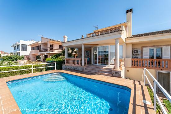 Chalet Independiente de 5 Habitaciones en Badia Blava con Vistas a la Bahía de Palma - BALEARES