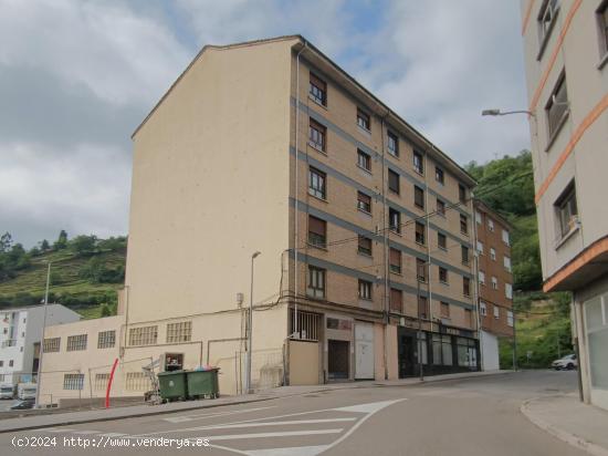 INCREIBLE PISO DE TRES HABITACIONES CON GARAJE EN MOREDA,ALLER. ASTURIAS. - ASTURIAS