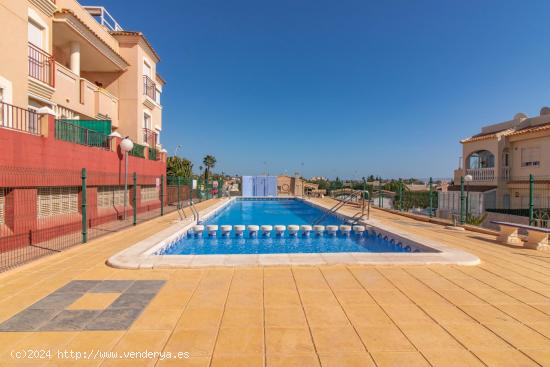 ADOSADO CON GRAN TERRAZA Y PLAZA DE GARAJE CERRADA - ALICANTE