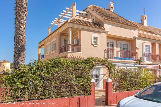 ADOSADO CON GRAN TERRAZA Y PLAZA DE GARAJE CERRADA - ALICANTE