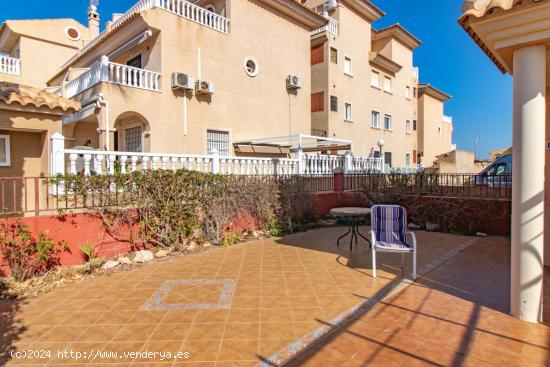 ADOSADO CON GRAN TERRAZA Y PLAZA DE GARAJE CERRADA - ALICANTE