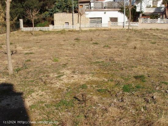 Totalmente planos, y vallados con muros - BARCELONA