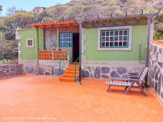 Oportunidad Única: Finca con Potencial Rentable y Tres Casas Rurales en Hermigua, La Gomera - SANTA