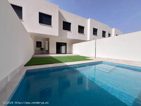 Casa en Residencial privado. - ALMERIA