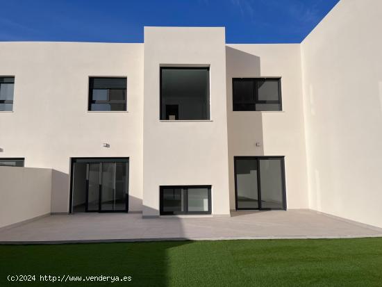  Vivienda de dos plantas con jardín privado y piscina. - ALMERIA 