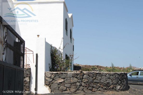 Casa tradicional con un apartamento de 2 dormitorios y vistas al mar en Tías - Tías