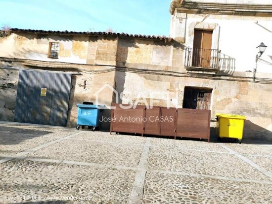 Finca entre casa y palacete de 2000m2 con terreno y vivienda para rehabilitar de 560m2 en dos planta