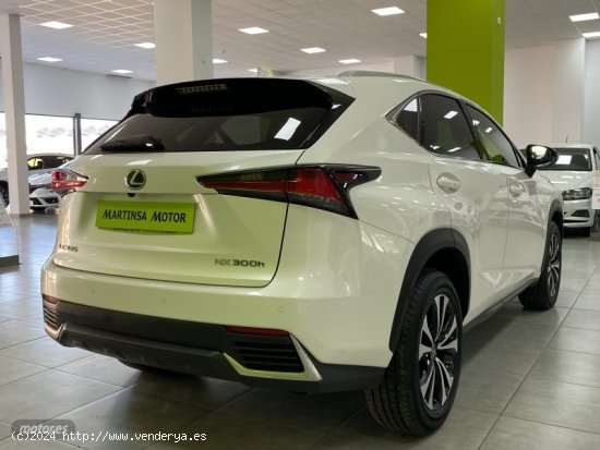 Lexus NX 300h Premium 2WD de 2021 con 22.000 Km por 37.800 EUR. en Malaga