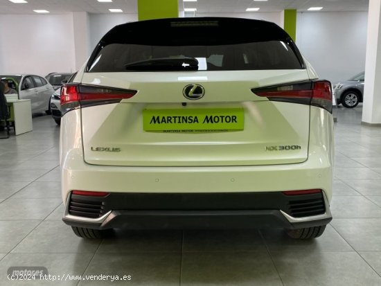 Lexus NX 300h Premium 2WD de 2021 con 22.000 Km por 37.800 EUR. en Malaga