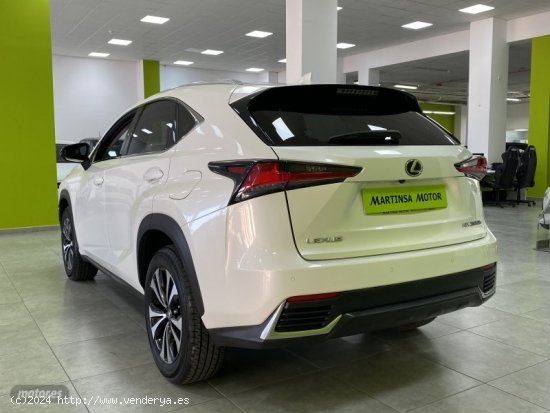 Lexus NX 300h Premium 2WD de 2021 con 22.000 Km por 37.800 EUR. en Malaga