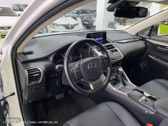 Lexus NX 300h Premium 2WD de 2021 con 22.000 Km por 37.800 EUR. en Malaga