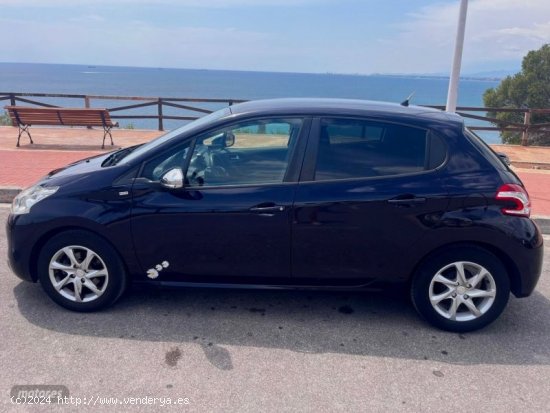 Peugeot 208 1.2 PureTech Style 82 de 2014 con 118.000 Km por 6.000 EUR. en Castellon