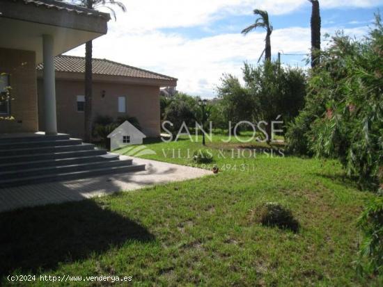 VENTA DE CHALET EN NOVELDA - ALICANTE