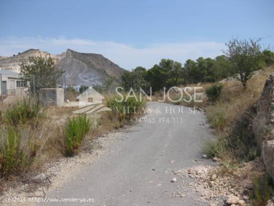 Inmobiliaria San Jose vende NAVE con terreno terciario en Hondón de las Nieves. - ALICANTE