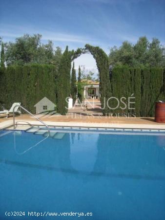 VENTA DE CHALET EN MUY BUENA ZONA, JUNTO AL CAMPO DE GOLF LA FONT DEL LLOP - ALICANTE