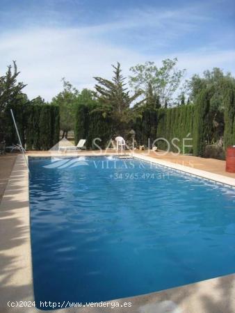 VENTA DE CHALET EN MUY BUENA ZONA, JUNTO AL CAMPO DE GOLF LA FONT DEL LLOP - ALICANTE