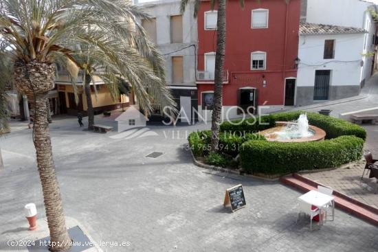 Dos casas unifamiliares unidas por la terraza, en el centro de Hondón de las Nieves - ALICANTE