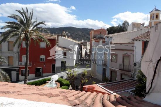 Dos casas unifamiliares unidas por la terraza, en el centro de Hondón de las Nieves - ALICANTE