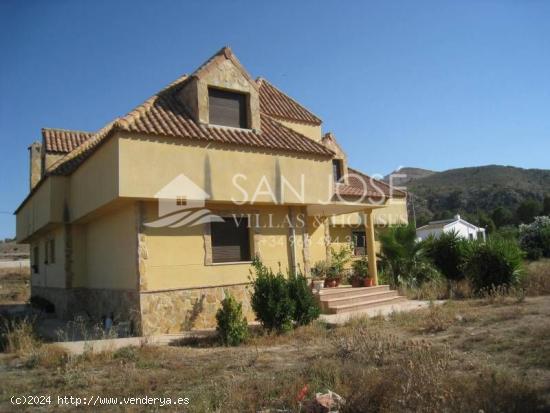 INMOBILIARIA SAN JOSE ESPLENDIDO CHALET DE LUJO EN ASPE - ALICANTE