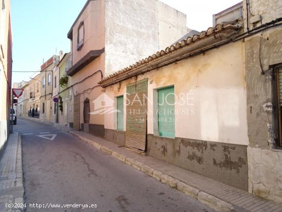 VENTA DE CASA EN ASPE EN  ZONA PROSPERIDAD PARA REFORMAR - ALICANTE