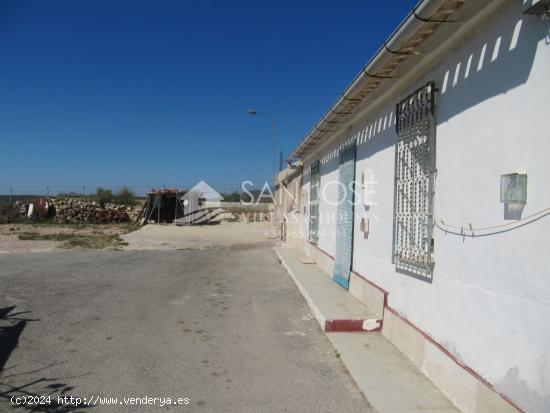 SE VENDE CASA CON TERRENO URBANO EN BARINAS (MURCIA) - MURCIA