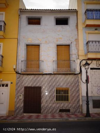 SE VENDE CASA GRANDE A DOS CALLES FRENTE TEATRO WARNER PARA REFORMAR EN ASPE - ALICANTE