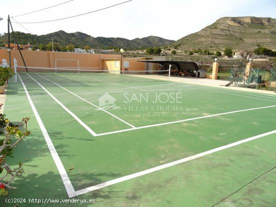 VENTA DE CHALET EN LA ROMANA EN MUY BUENA ZONA  CON PISTA DE TENIS Y PISCINA - ALICANTE