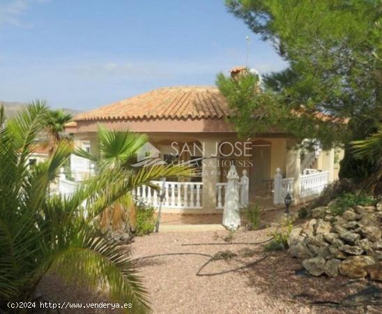 VENTA DE CHALET EN HONDÓN DE LAS NIEVES ZONA LA MONTAÑOSA CON PISCINA - ALICANTE