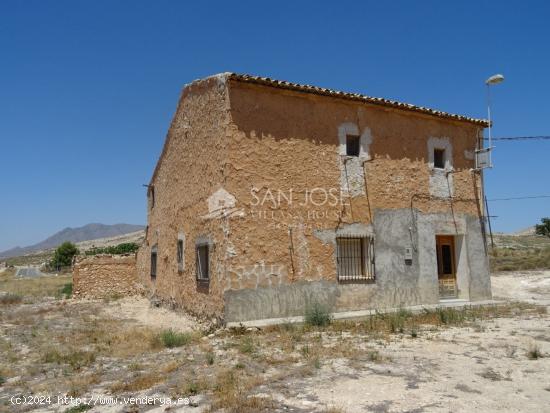  VENTA DE CASA SOLARIEGA TIPICA ESPAÑOLA, EN TORRE DEL RICO, JUMILLA, CON 10.000 M2 DE PARCELA. - MU 