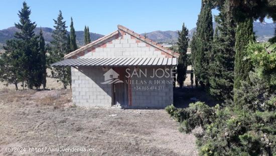  SE VENDE PARCELA CON CASITA A TRES KILÓMETROS DE LA ROMANA - ALICANTE 