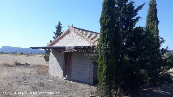 SE VENDE PARCELA CON CASITA A TRES KILÓMETROS DE LA ROMANA - ALICANTE