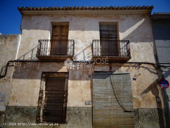 VENTA DE CASA SOLAR EN ASPE EN ZONA CENTRO MUY BIEN UBICADA - ALICANTE