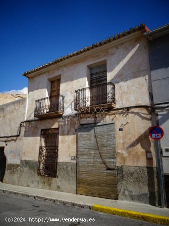 VENTA DE CASA SOLAR EN ASPE EN ZONA CENTRO MUY BIEN UBICADA - ALICANTE