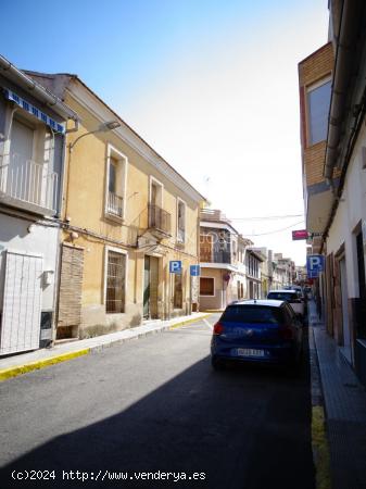 VENTA DE CASA SOLAR EN ASPE EN ZONA CENTRO MUY BIEN UBICADA - ALICANTE