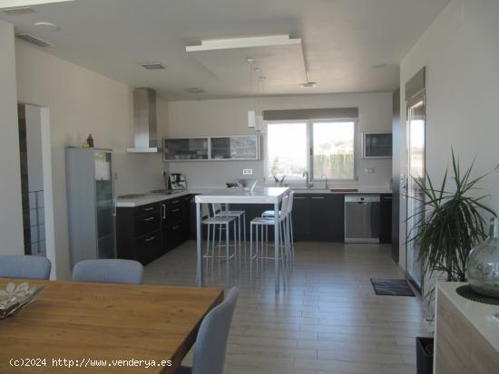 SE VENDE FANTÁSTICO CHALET EN NOVELDA (ALICANTE) SPAIN - ALICANTE