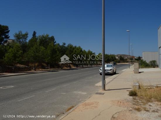 VENTA DE PARCELA INDUSTRIAL EN POLÍGONO DE HONDÓN DE LAS NIEVES-ALICANTE - ALICANTE