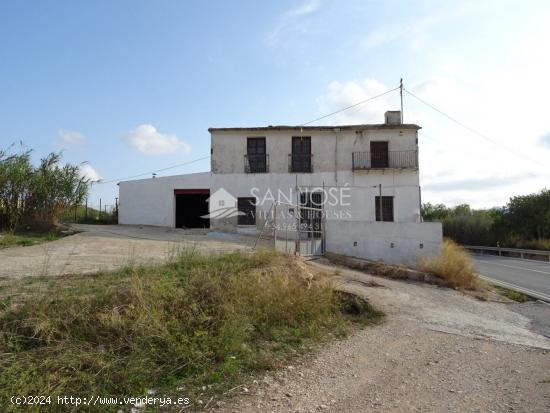 VENTA DE CHALET EN ASPE A 1 KM DE LA POBLACIÓN, A 500 Metros DE GYM Y PABELLÓN MUNICIPAL DE DEPORT