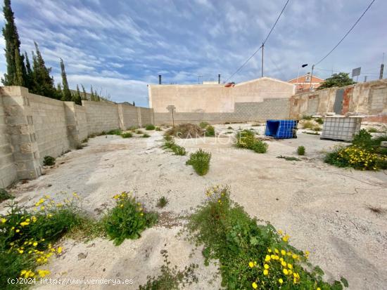 VENTA DE PARCELA EN NOVELDA EN EL BARRIO DE LA ESTACIÓN DE GRANDES DIMENSIONES - ALICANTE