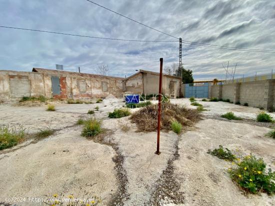 VENTA DE PARCELA EN NOVELDA EN EL BARRIO DE LA ESTACIÓN DE GRANDES DIMENSIONES - ALICANTE