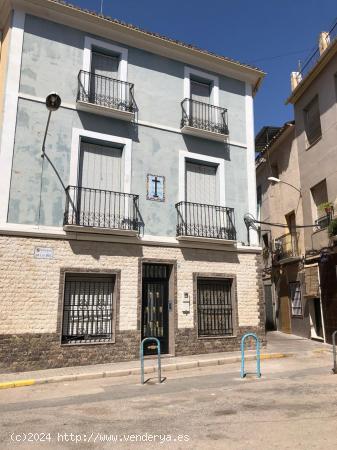 SE VENDE ESPECTACULAR CASA A TRES CALLES EN PLENO CENTRO DE NOVELDA (ALICANTE) - ALICANTE